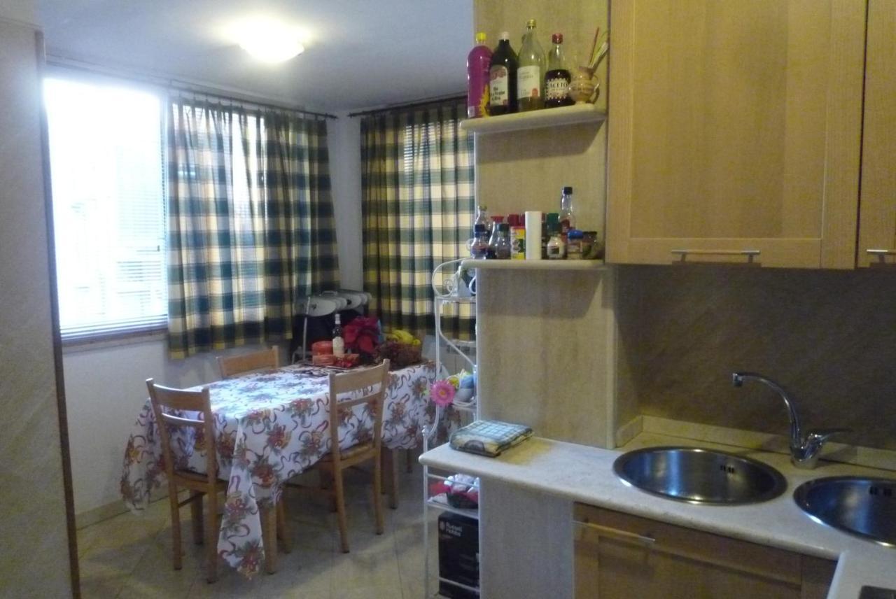 Residenza Mucha Appartement Rome Kamer foto